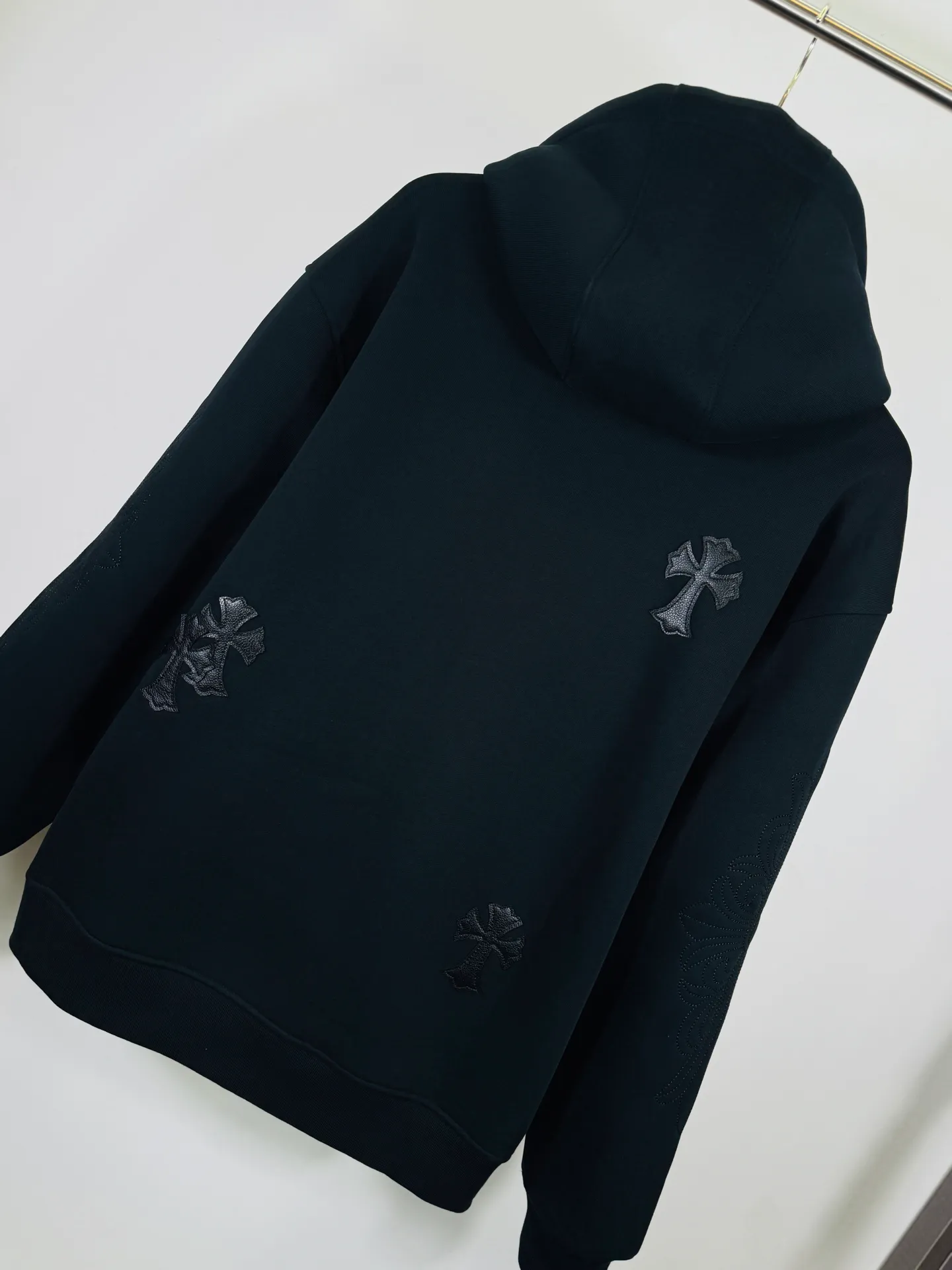 P380 top version, real shot without P, ​​different from market currency) 𝗖𝗵𝗿𝗼𝗺𝗲 𝗛𝗲𝗮𝗿𝘁𝘀/Cro Heart 2025 washed and burned flower patch embroidered autumn and winter new original single counter American patchwork 3D three-dimensional couple casual cardigan plus velvet jacket 👑The highest version! Customized fabric 550g tripe terry fabric! American acid-washed and distressed original fabric, laser burning + patch embroidery, exquisite embroidery of letters! The best-selling model in the counter, very comfortable to wear. Accessories: original molded and authenticated collar label➕100% silk wash label. Genuine purchase-grade original hangtag➕matching hanging rope➕3D hanging beads➕original packaging bag. Craftsmanship: The original version has consistent wiring! The highest version of the armhole matching technique! Color: Black Size: S M L XL Style No.: 25-372